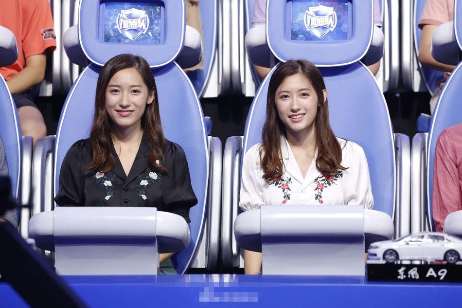 近日，备受关注的哈佛双胞胎姐妹花孙雨朦、孙雨彤宣布进入央视四套工作，而她们参加CCTV-1大型科普节目《加油！向未来》的片段也于上周日播出。节目中，两姐妹在“模拟招飞”环节一次性记住军体拳招式，令剑桥博士邓楚涵甘拜下风，招飞专家也点头称赞。