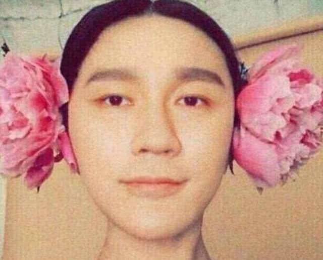 明星也爱拍自黑照,易烊千玺扮村花赵丽颖可爱