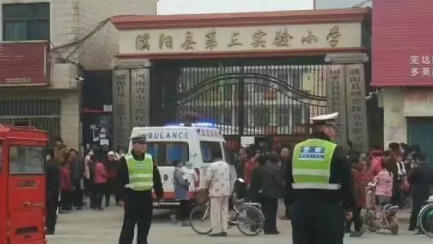 河南小学生踩踏事故致1死多伤 校长被免职 河南小学生踩踏事故致1死多伤 校长被免职