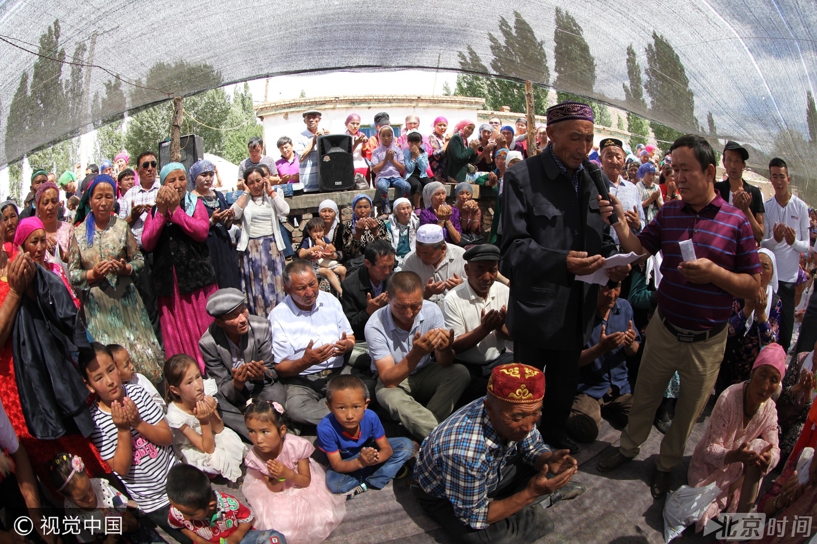 新疆哈萨克族男孩“小婚礼” 摔跤赛马精彩异常