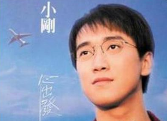 从小热爱音乐的周传雄一边打工赚钱，一边学习各种乐器和歌曲创作，中学时代跟同学组建乐队，80后代末在朋友介绍下进入乐坛，因为他能唱能创作，而且长得斯文白净，唱片公司将他包装成学生偶像歌手，并且取了一个艺名叫“小刚”（其实小刚是他的小名）。