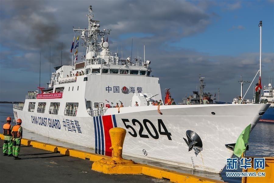 这是1月14日在菲律宾马尼拉港15号码头拍摄的中国海警5204舰。 参加中菲海警海上合作联合委员会第三次会议暨第二次高层会晤系列友好交流活动的中国海警5204舰，14日上午靠泊在菲律宾马尼拉港15号码头。这是中国海警舰艇首次访问菲律宾。