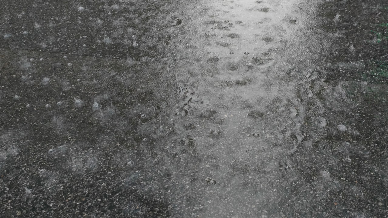 早高峰城市路网运行压力突出！雨天驾车出行这些技巧要掌握