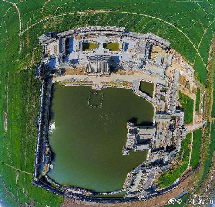 《曲周县自然资源和规划局关于曲周县桂昌敬老院有限公司占地的情况说明》称，该项目主要为第四疃镇提供养老服务，目前项目已经竣工，正在整修，准备投入使用。对于网帖中的一些质疑，上述情况说明指出，项目已经曲周县民政局批准，该宗占地已经省政府批复同意转征收。因此，曲周县桂昌养老院项目不是袁平年违法占地，该项目也不是占用基本农田，更不存在历时7年，现有建筑面积5万平方米的情况。