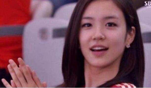 她又现身世界杯! 韩国足球女主播回眸百媚生 力