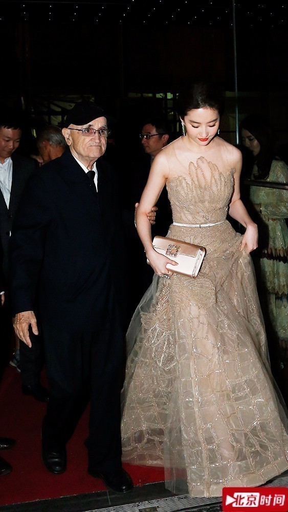 刘亦菲裸色礼服走红毯 肤白唇红美回巅峰 刘亦菲裸色礼服走红毯 肤白唇红美回巅峰