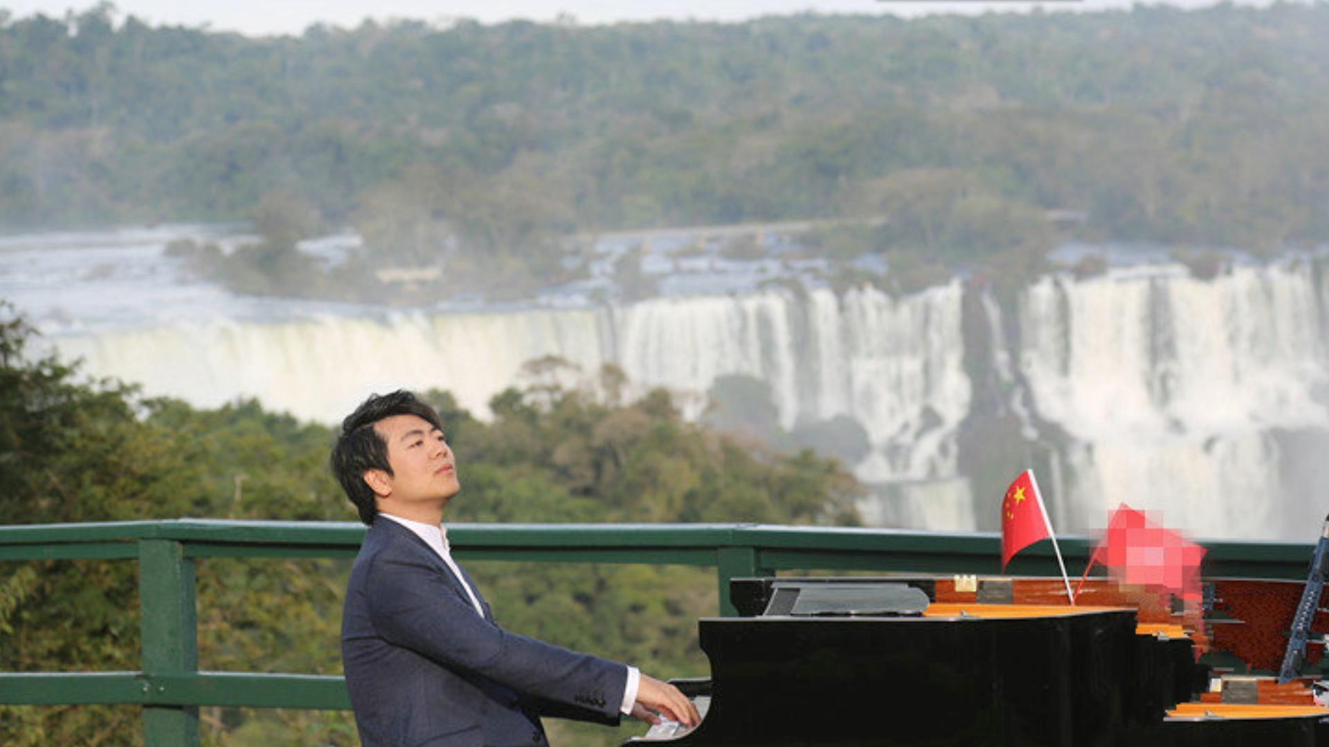 郎朗巴西传递奥运圣火 大瀑布前弹钢琴