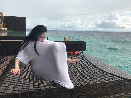张馨予马尔代夫度假 沐浴日光秀修长美腿