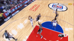 保罗将球一抛，小乔丹空接暴扣，这是快船保留节目，这次隔扣格林真心残暴。
