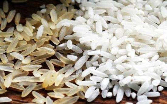 “塑料大米”成本比大米高 现场实验破除“塑料大米”谣言