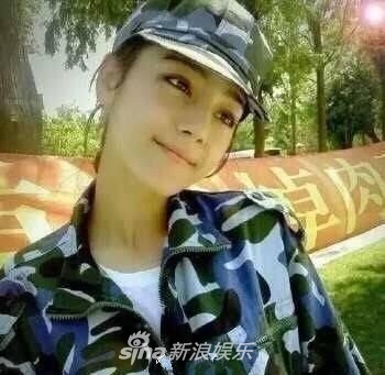 西安大一新生军训侧脸照撞脸迪丽热巴走红网络