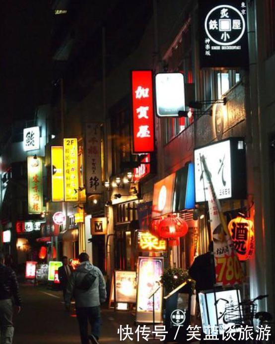 中国游客在日本买特产,2斤清酒5片牛肉,付款时