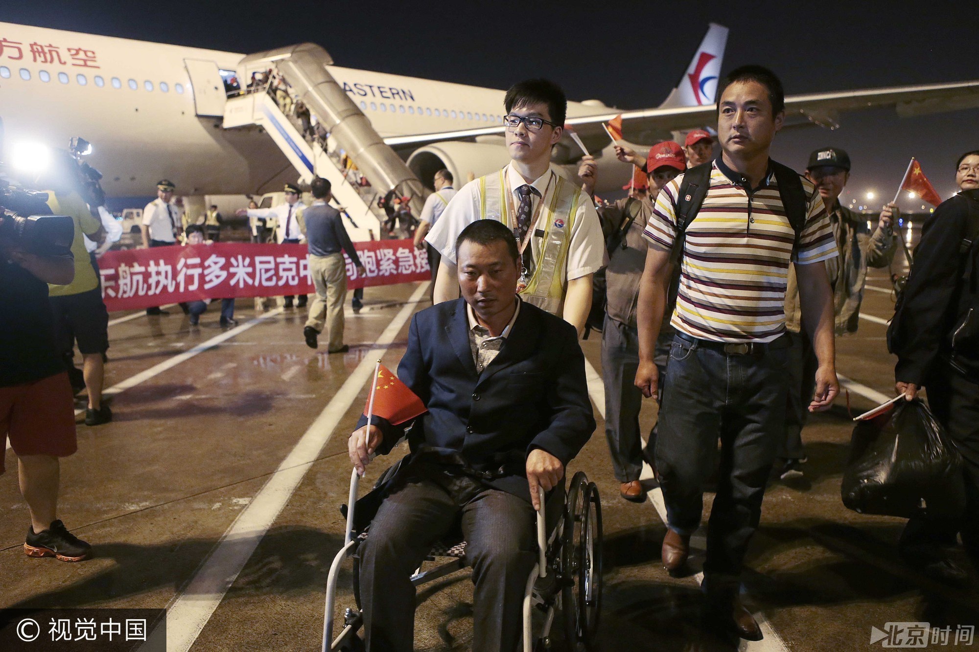 这一救援创造了中国航空的多个第一。这是中国航空执行的历次紧急飞行任务中，救援航程最远、用时最长、飞跃国家最多的一次，此次救援的目的地维尔·伯德机场是中国航班第一次降落。图为飓风受困同胞走下飞机/视觉中国