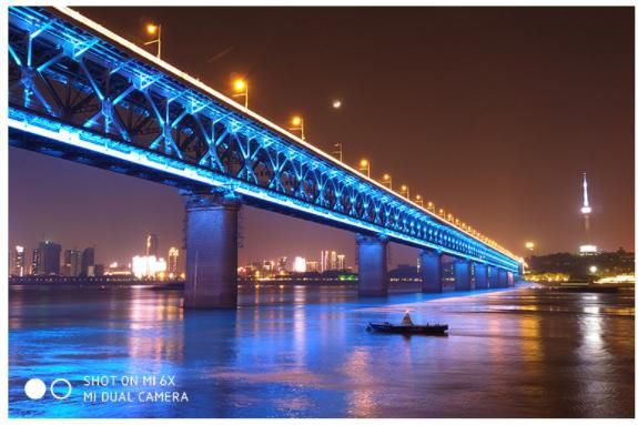 米粉手持小米6X吐槽:iPhone X是我见过最烂的