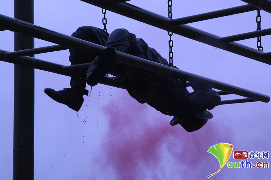 火箭军战士迅速翻跃水平悬梯。 中国青年网记者 卢冠琼 摄
