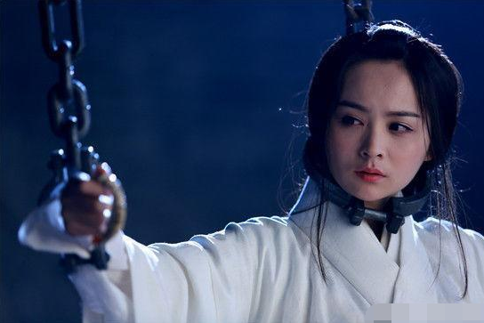 行刑的过程是用绳子在女犯人的脖子上打上活结，然后把她们赶到几米高的木桩上，下面呢是插满木橛子的地板，行刑时，士兵从后面拉动绳子，如果你挣扎的话，绳子就会越来越紧，很多人就是在这个过程中被直接勒死的，但是也有一些人没有被勒死，但是会在呼吸几口新鲜空气后，直接从高处摔死要么是被木橛子穿透身体而死。