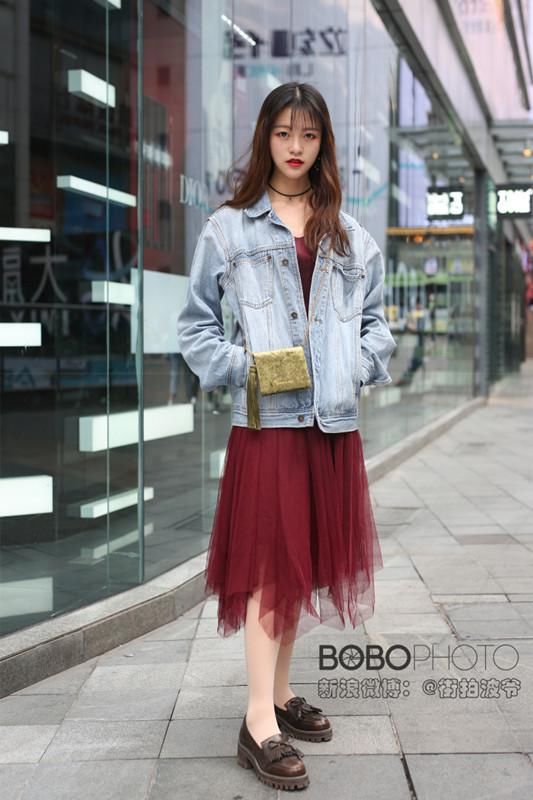 重庆街拍:黑色长款高开叉卫衣+粉白拼色运动鞋