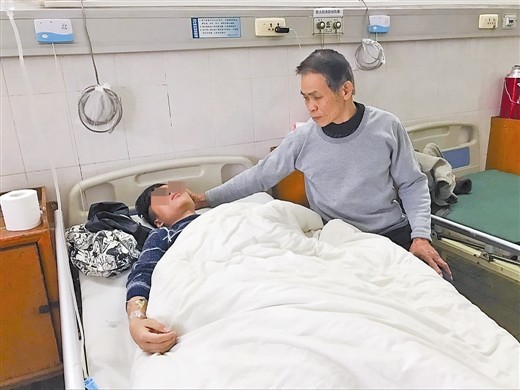 玉林一初三男生在校被三男子打伤 被殴打之后他拿起了刀