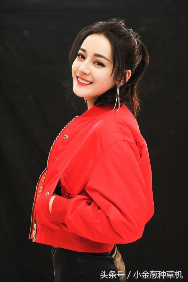 迪丽热巴穿短裤热舞,但是上面裹一个塑料膜是