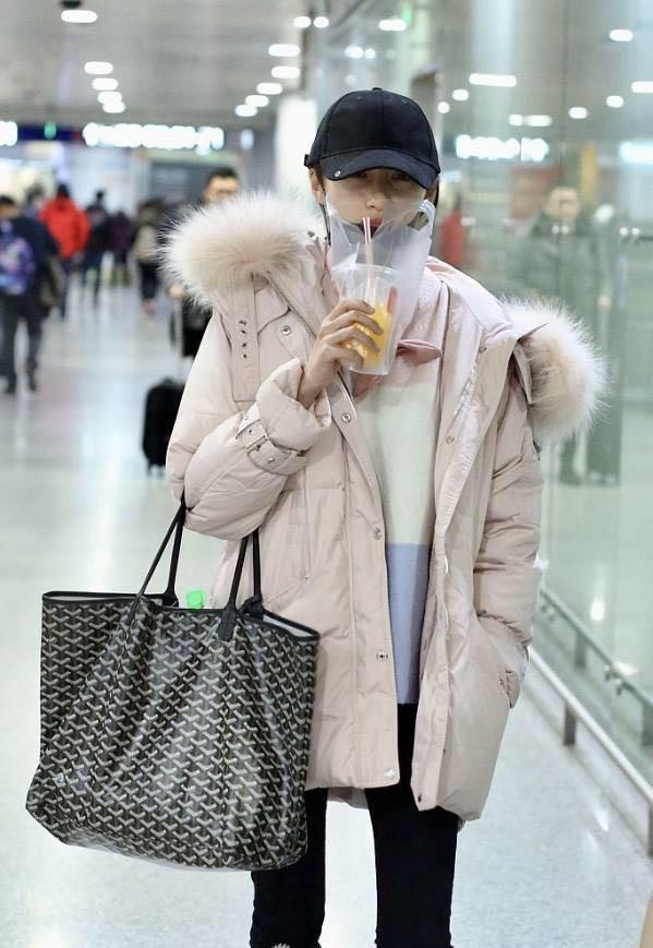 20岁关晓彤与25岁古力娜扎,同穿粉色棉服,差距