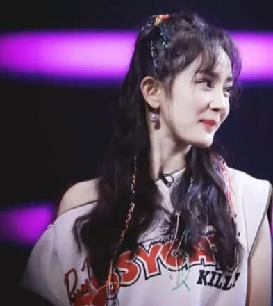 杨幂为什么总捂胸?图一网友眼神亮了,最后一图