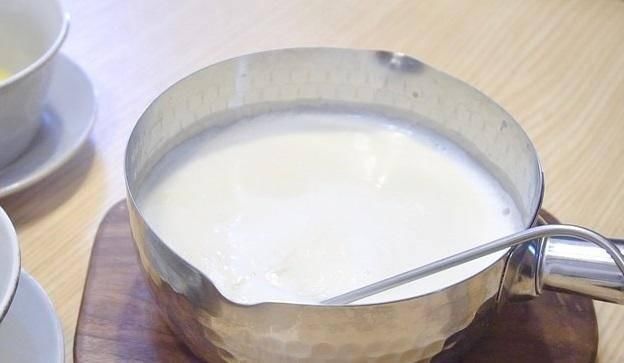 把热牛奶从20cm的高处,冲入装了姜汁的小碗里,让牛奶和姜汁充分均匀的