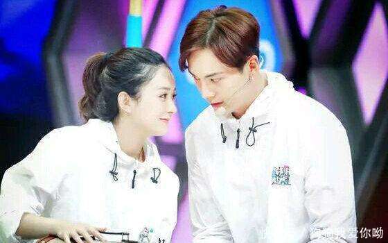 29岁赵丽颖与弟弟赵建飞合照遭公开, 网友大呼