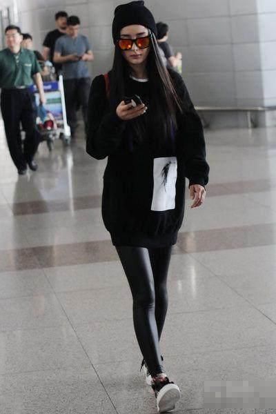 杨幂紧身裤穿的像小仙女,倪妮却尴尬了,网友:和