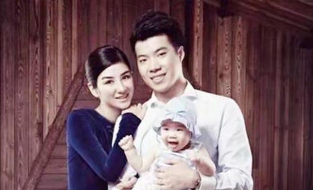 黄毅清微博晒出黄奕家中私密照,网友:这个男人