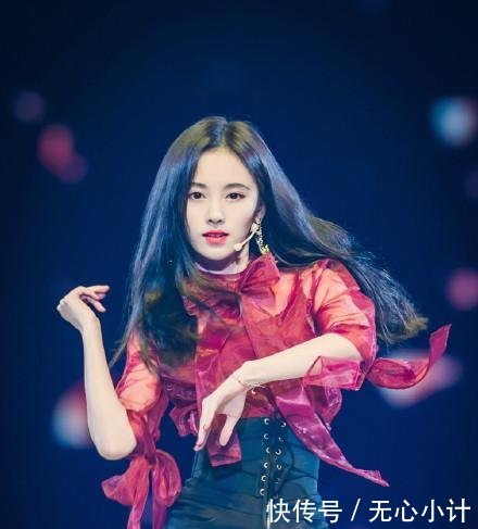 鞠婧祎真大胆!穿三角裤上台表演,难怪要在里