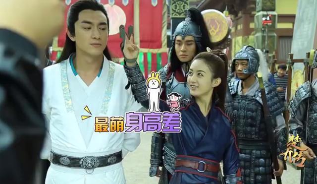 赵丽颖比着剪刀手和林更新比身高 这画面莫名