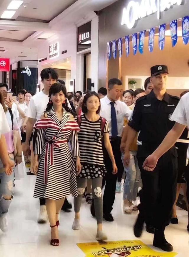 路人视角下的赵雅芝,条纹裙露肩装,64岁的她能