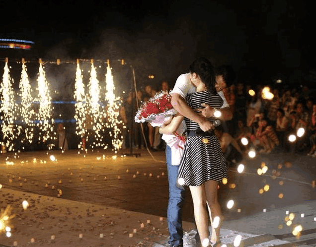 情侣网恋三年, 女友聊完天忘记关摄像头, 男友看