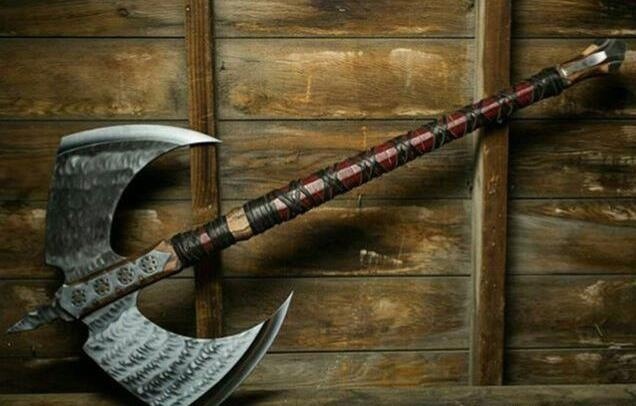 撒克逊战斧源于维京海盗战斧,使用方法和维京战斧一样,都是双手"持有