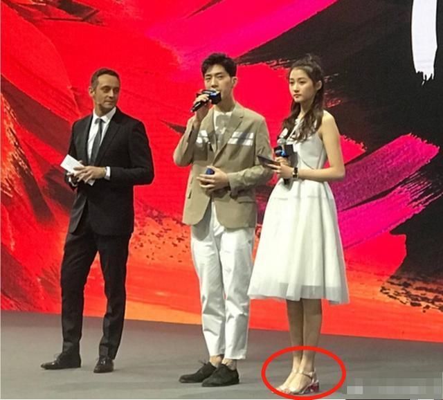 关晓彤和井柏然同框,鹿晗这秘密终于被捅破,格