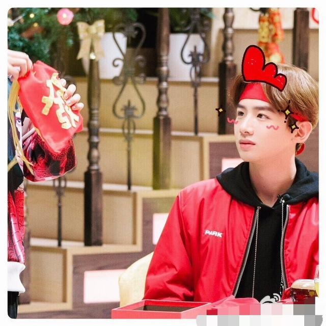 太心疼白敬亭戴发带赵丽颖纹身!佟丽娅提携刘