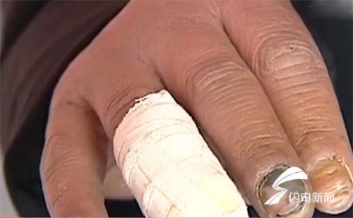 暖新闻丨菏泽一楼房失火母子俩被困 好邻居破窗救人 暖新闻丨菏泽一楼房失火母子俩被困 好邻居破窗救人