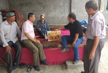 工作队看望患病党员送去慰问品