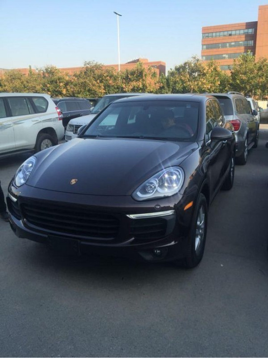 2016款保时捷卡宴加版的前脸依然沿用了鬼脸设计,但是并不像老款那样