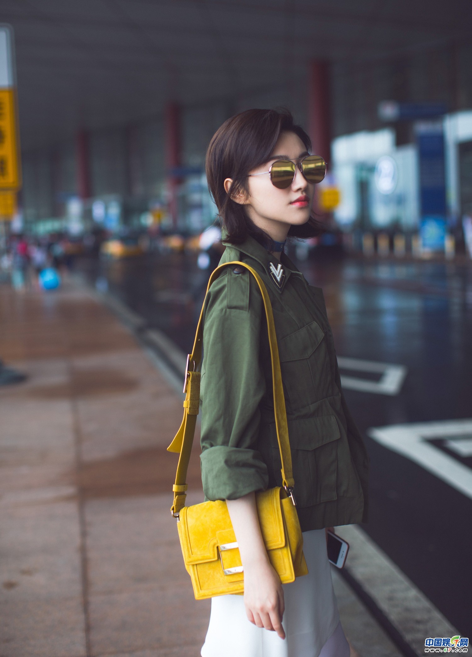 景甜现身机场 帅气随性大玩混搭风