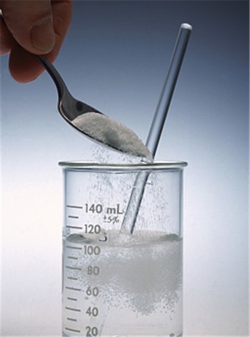 1,喝淡盐水能够排毒