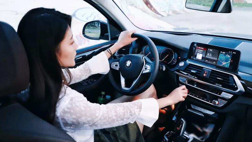 自从买了30多万的宝马SUV,隔壁开奔驰的美女