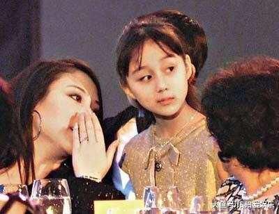 刚出生身价百亿,16岁应邀参加黄晓明婚礼,不屑