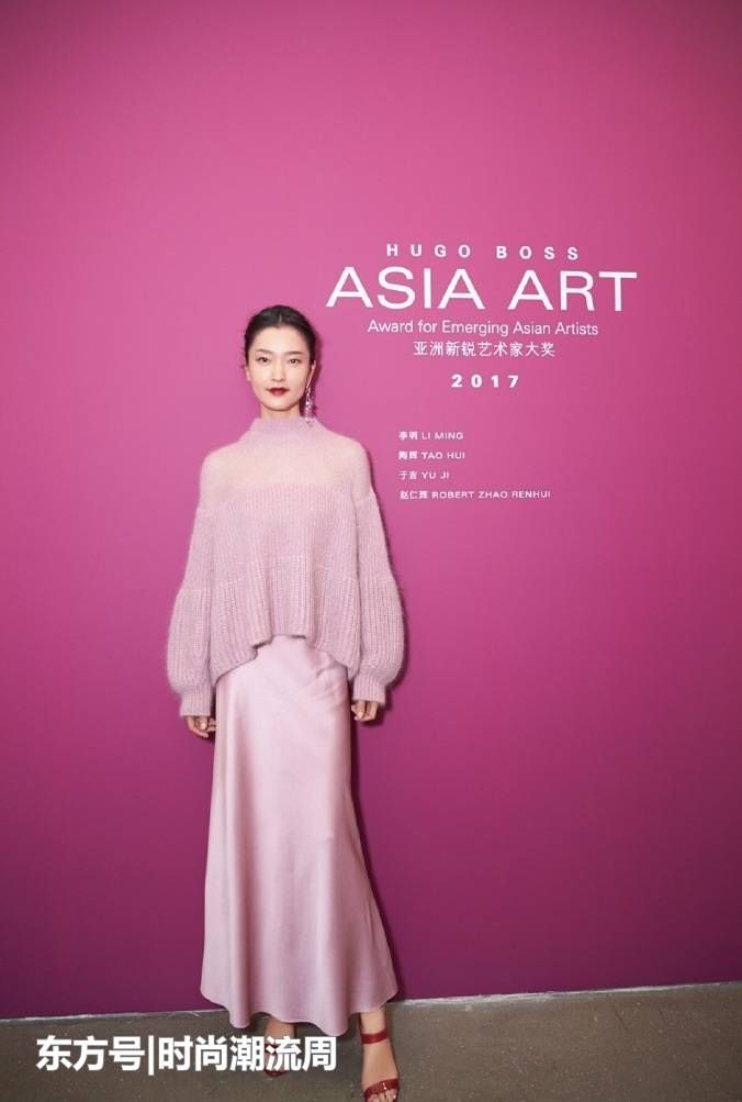 陈数出席活动粉色条纹礼服展少女气质,红色丝