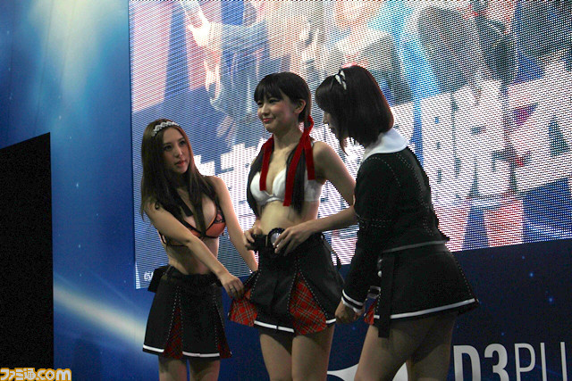 近日,在日本东京的电竞展上,某游戏商在展台活动中召集了几位身材傲人的电竞美女助阵,活动现场大玩撕衣游戏,场面吸睛无数。网友叹中国的Showgirl看来又输了。