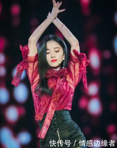 除了鞠婧祎穿三角裤在里面套安全裤,还有被称