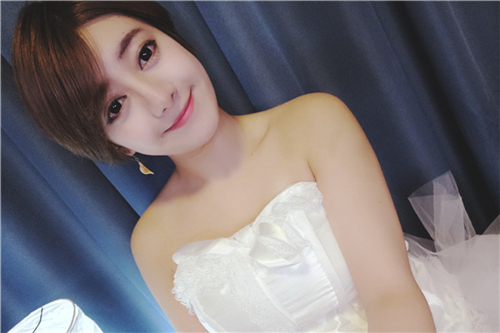 近日,网上再曝光小迪丽多组表情包,自然呆萌的天然