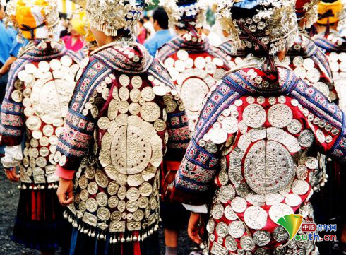 曾丽:一条路 四十年 两代人的苗绣情缘 曾丽:一条路 四十年 两代人的苗绣情缘