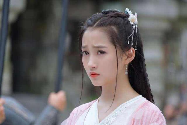 才华横溢的他,诗词歌赋从来不会畏惧,对联更是信手拈来,且对于苏媚儿