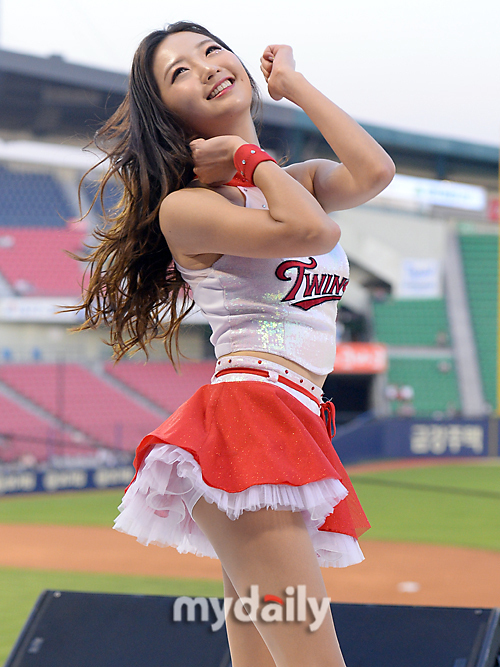 韩棒球宝贝短裙热舞 清丽出镜秀纤腰美腿